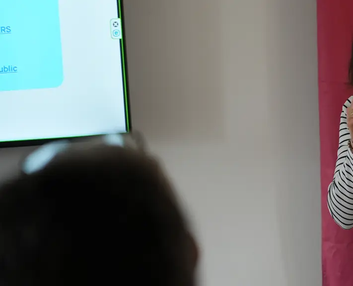 Jennifer Lassene, directrice de l'exploitation agricole de Roanne Chervé au micro.