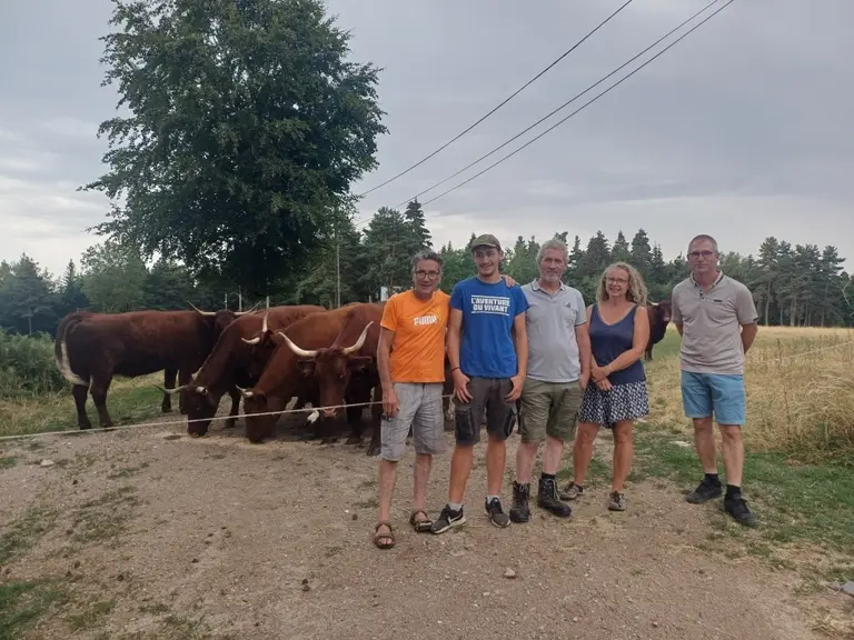 Les associés du Gaec et l'un de leur fils, Colin, en compagnie d'un voisin producteur de fruits rouges des Monts du Velay et de Anthony Fayolle, secrétaire général de la FDSEA.