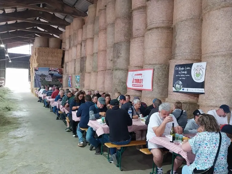 Un repas au décor inhabituel pour les 150 personnes qui ont mangé sur place.