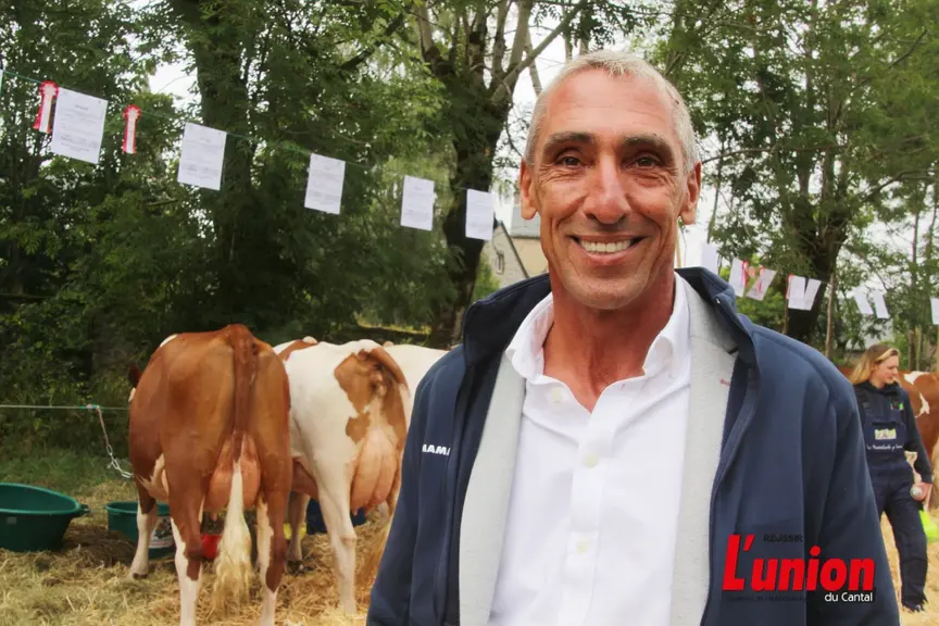 photo portrait devant des vaches laitières de Pierre Walchli 