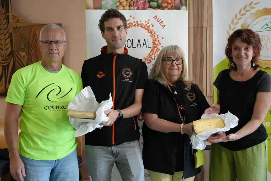 De gauche à droite : Phillipe, bénévole pour le Petit Marché solidaire, Valentin LHUILLIER, coordinateur régional de SOLAAL AURA, Véronique Sauzèdde,