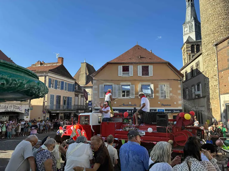 ex-pompiers volontaires qui arrosent la foule