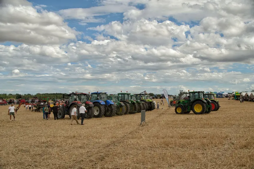 Exposition de tracteurs et de matériels agricoles modernes