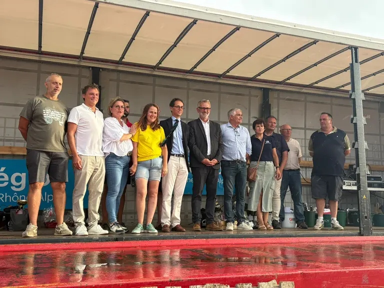 Élus, représentants du monde agricole, partenaires et organisateurs réunis sur scène à l’occasion de la remise des prix de la finale départementale de