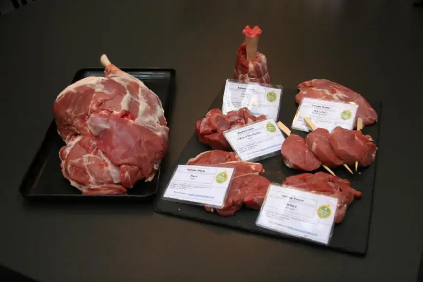 A droite, la découpe Agneau Presto propose des petites portions, avec peu de déchets (gras et os) dans l’assiette. Elles se préparent en moins de dix