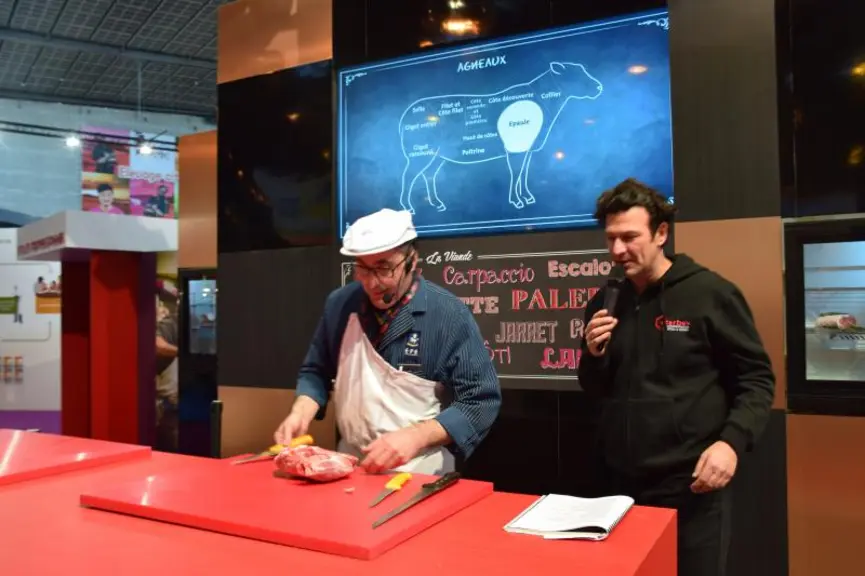 Démonstration de découpe de viande d'agneau