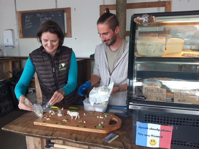 Les Francais proposent un plateau de dégustation pour permettre aux Kiwis de se familiariser au fromage de brebis. © A. Passilly