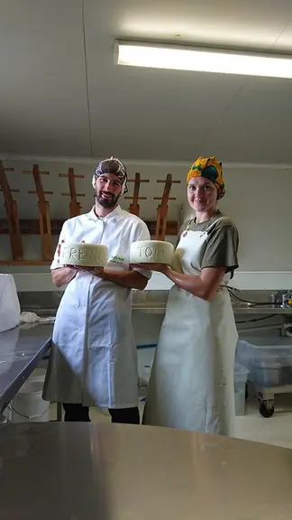 Thomas Quélen et Morgane Jan dans la fromagerie. © M. Jan et T. Quélen