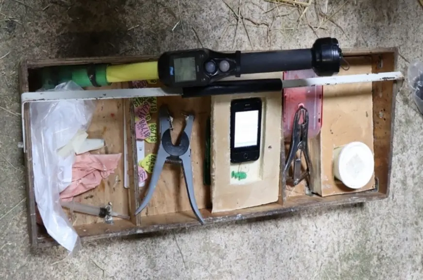 PIVOTE LA PHOTO à 90° GAUCHE  La caisse pour l'identification peut être clipsée sur les barrières dans la bergerie, tout se trouve alors à hauteur d'h