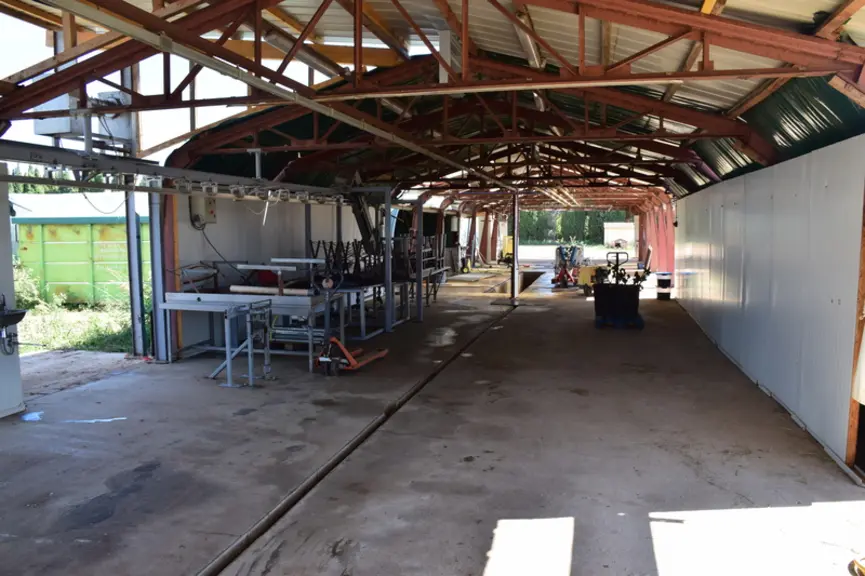 Les abattoirs temporaires sont soumis aux mêmes contraintes que les abattoirs permanents. Ici, le reste du temps, le matériel d’abattage est démonté e