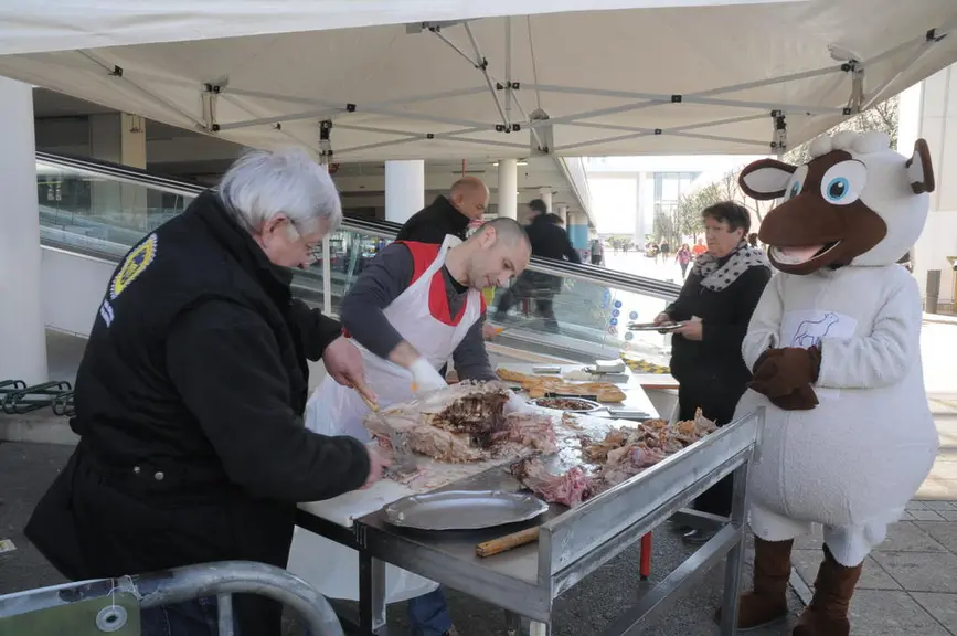 L’odeur de l’agneau à la broche et la présence de Pelotte, la mascotte font s’arrêter les clients. © A. Villette