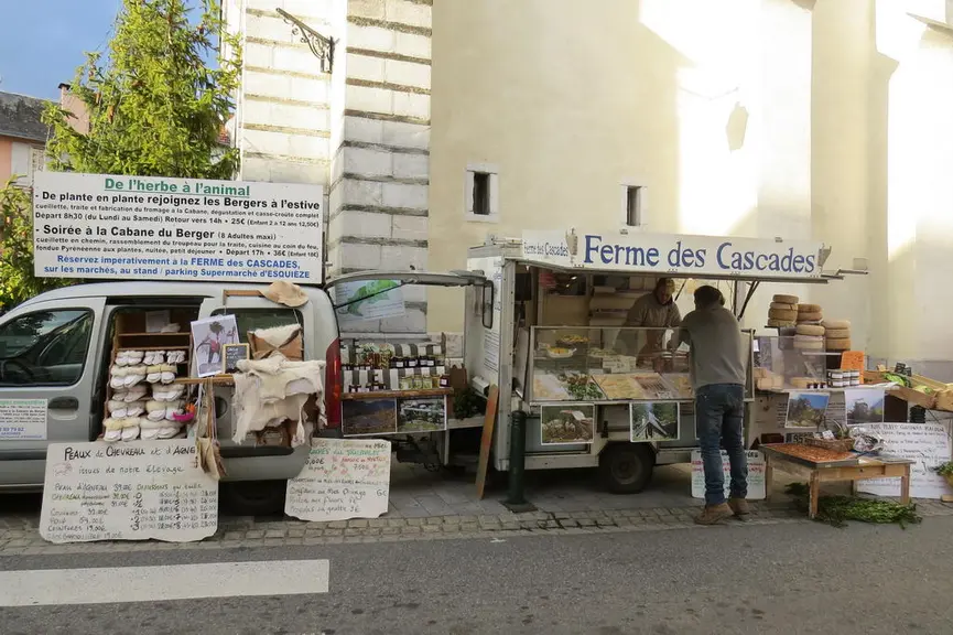 L'utilitaire est la caravane de la ferme sur le marché d'Argelès-Gazost. © A. Dazet