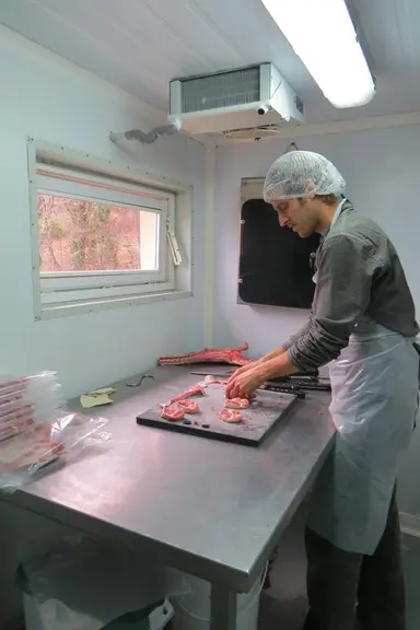 La viande est d’abord proposée à la découpe, puis cuisinée pour les morceaux moins demandés. © A. Dazet