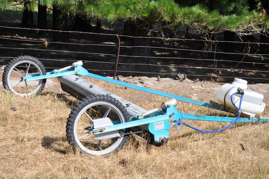 Ce désherbeur à fixer sur le quad enlève les graminées au milieu des légumineuses. © Flo Kreis