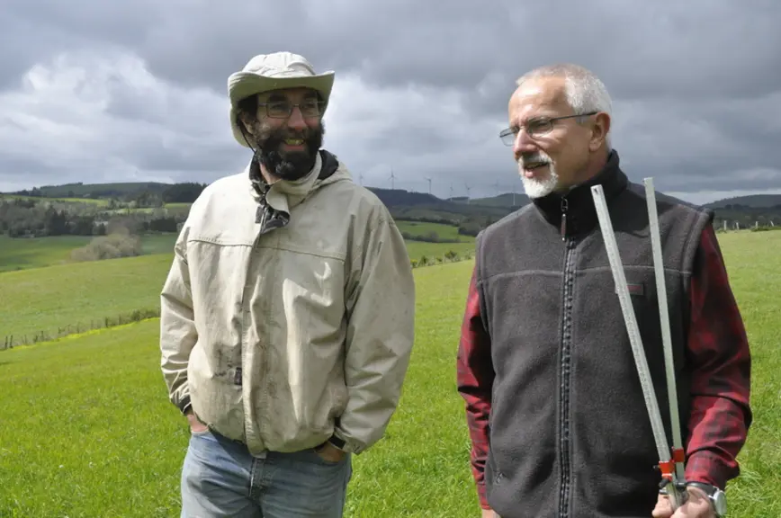 Benoît Vergely et Bruno Liquière. « Quand on gère l’herbe, il faut trouver un équilibre entre l’herbe disponible et la capacité de prélèvement du trou
