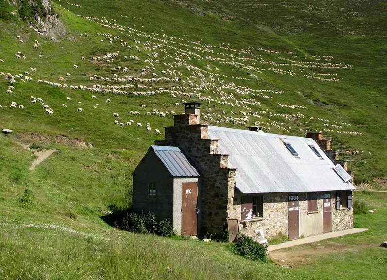Aujourd’hui, beaucoup de cabanes sont équipées de panneaux solaires, d’une douche et d’un poêle à bois, ce qui améliore le confort. © L. Geffroy