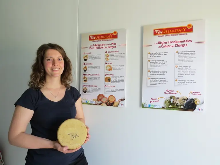 JE PRÉFÈRE CETTE PHOTO.Isabelle Recart fabrique des fromages Ossau-Iraty et profite des appuis techniques et commerciales de l'appellation. © A. Dazet