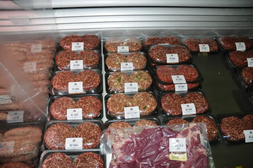 Si la viande hachée est omniprésente dans les rayons boucherie outre-manche, elle peine à se faire une place dans les rayons français. © A. Villette
