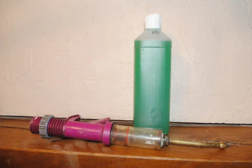 En cas de manque de passage, l’injection de 50 à 100 ml de lubrifiant à l’aide d’une seringue drogueuse facilite les manipulations. © Ciirpo