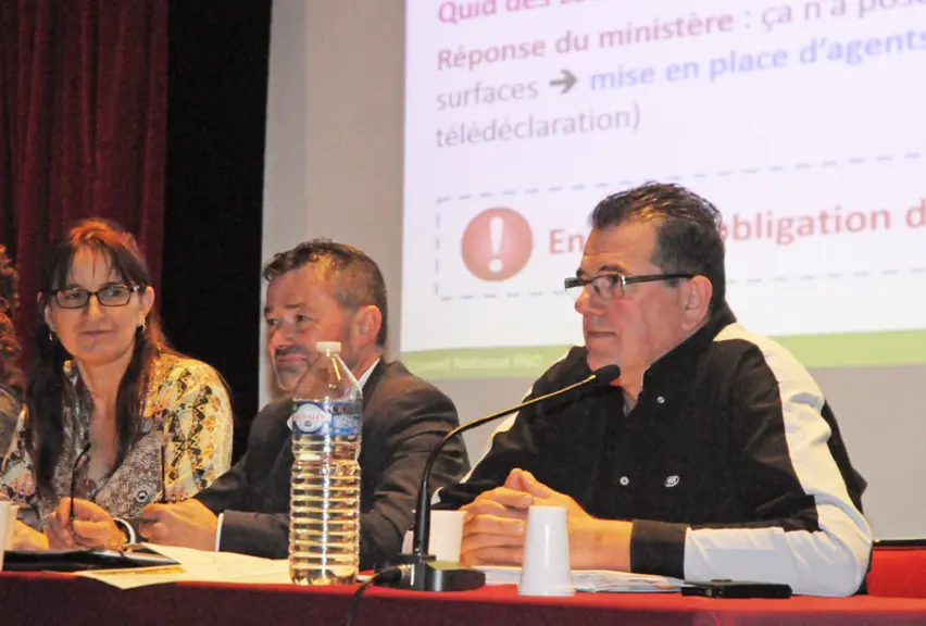 Les participants ont pu débattre de la prédation , de la PAC, des prix et d'Inn'ovin avec les membre du bureau. © M.-A. Batut