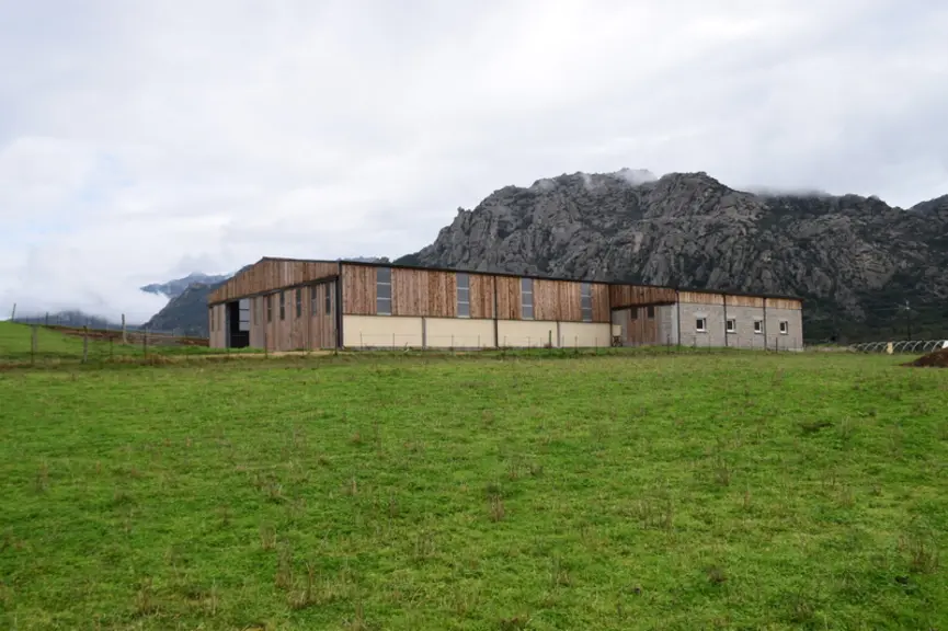 Le bâtiment fonctionnel et isolé atténue les aléas des saisons. © D. Hardy