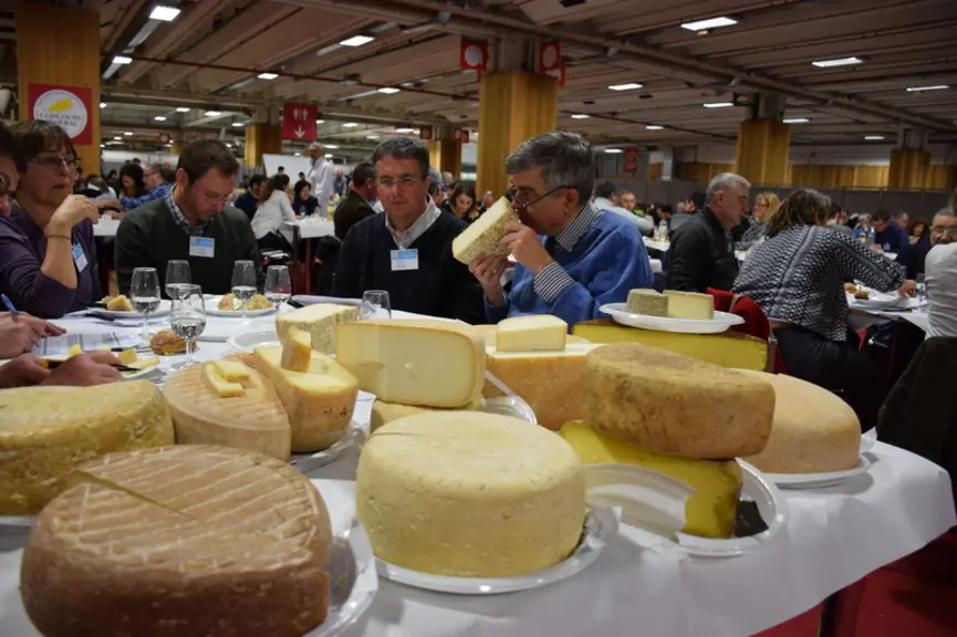 Plus de 900 jurés pour déguster les fromages et produits laitiers à base de lait de vache, de chèvre ou de brebis.  © D. Hardy