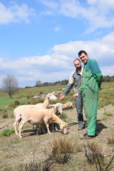 Guillaume Calcat et Arnaud Morin (à droite) apprécient la BMC pour ses qualités maternelles.  © D. Hardy