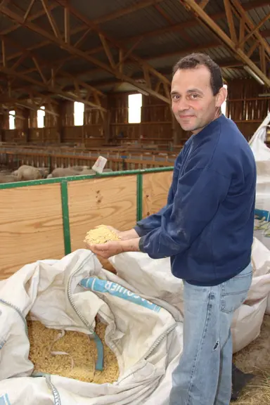 Jérôme Chaigneau amène son lupin chez Pasquier Vgtal, à 12 km de chez lui, et récupère les graines toastées en big-bag par 3 tonnes. © V. Bargain