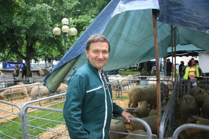 Xavier Marion est venu de la Nièvre pour vendre 20 béliers charollais.  © M.-A. Batut