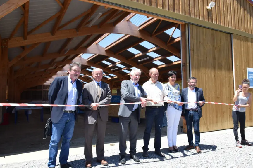 1-La bergerie en bois est dotée, sur le versant sud de la toiture, de 350 m² de panneaux photovoltaïques. © D. Hardy