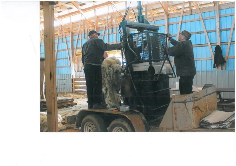 Oncle Paul fabrique les balles de laine avec cette presse hydraulique. © A. Tschetter