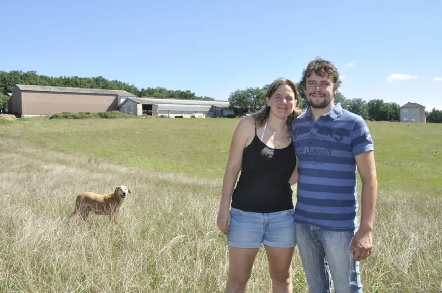 Karine et Fabien ont acheté les bâtiments agricoles, le cheptel, le matériel et construit leur maison sur un modèle québécois. Ils utilisent beaucoup
