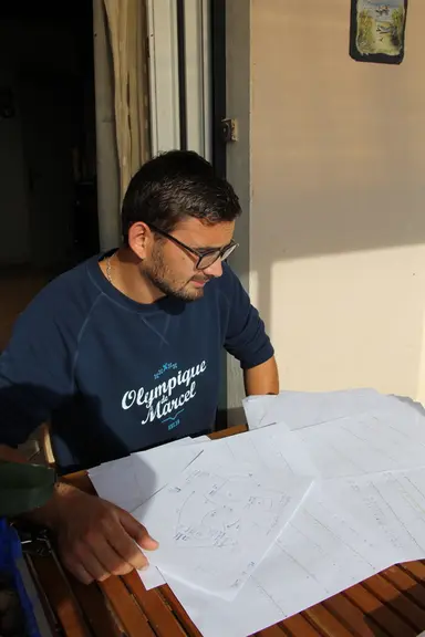 Pour positionner ses agnelages, Frédéric Vrignon a trois calendriers : celui de l'herbe, celui du troupeau et celui du camping. © V. Bargain