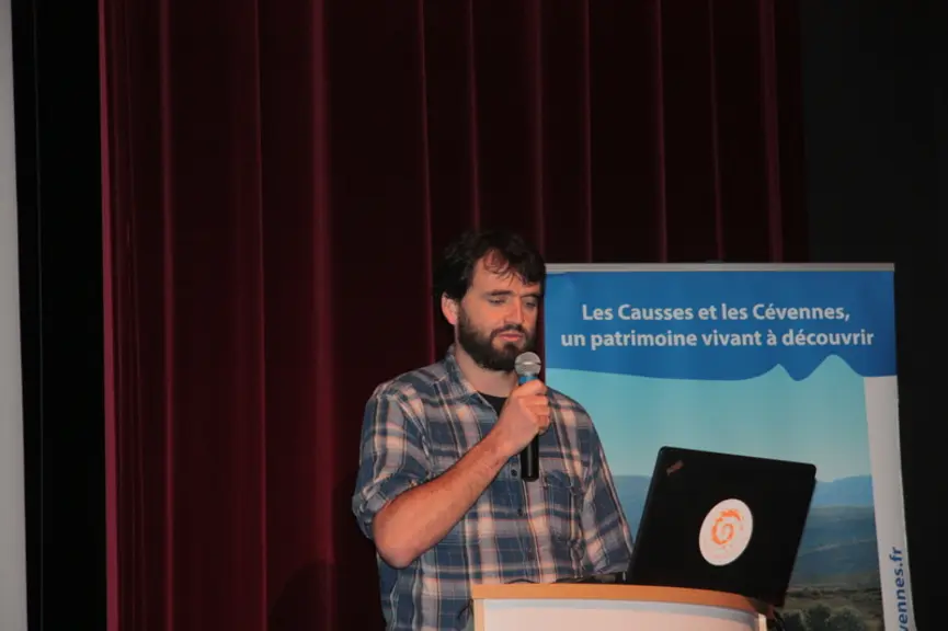 Nicolas Lescureux présente ses travaux sur les conflits entre pastoralisme et loups. © B. Morel