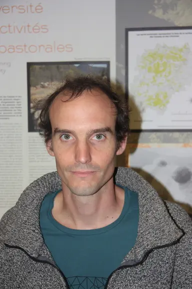 Julien Buchert travaille avec les éleveurs du parc national des Cévennes sur les questions de pastoralisme. © B. Morel