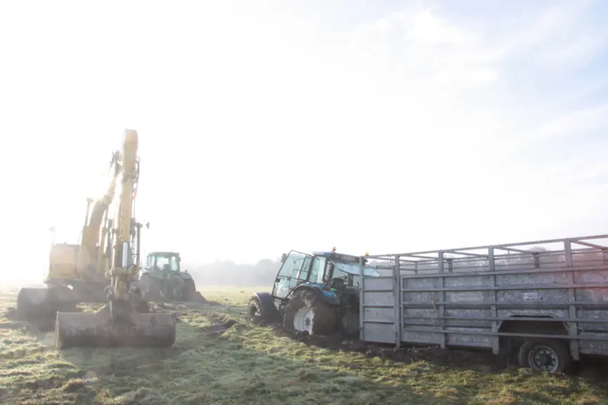 La bétaillère et deux tracteurs embourbés ! Stéphanie raconte avec humour ses galères du quotidien.  © B. Morel