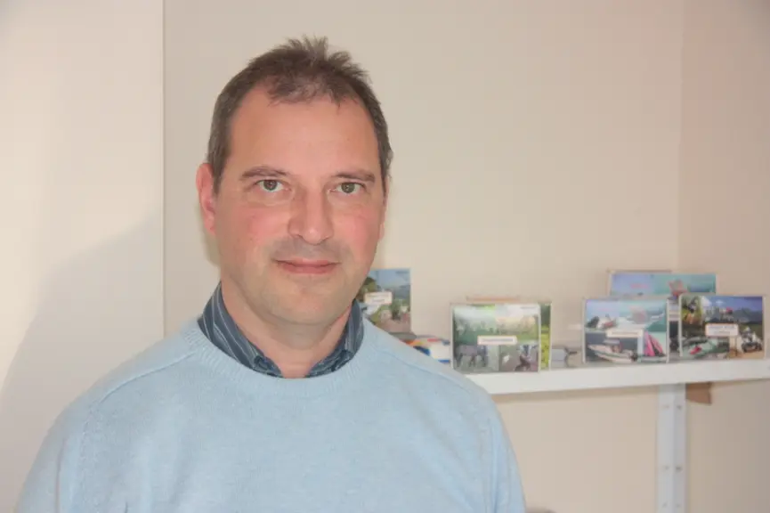 Philippe Gros, cofondateur de Witrace, a développé une  gamme de balises de surveillance dans de nombreux domaines (chasse, ski, enfants, etc.). © B.