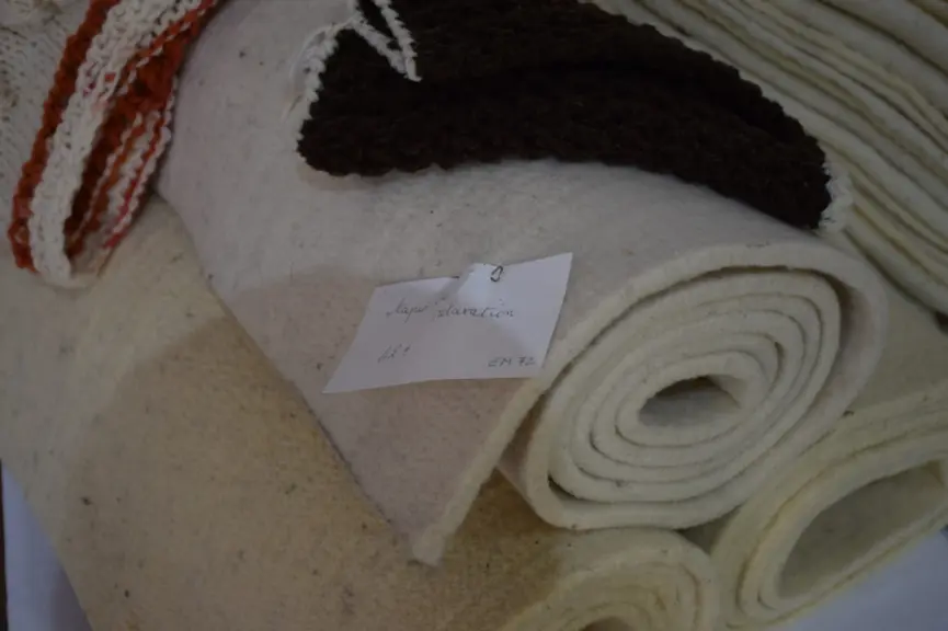 (A mettre avec les photos 4 proche du sous papier) En plus des nappes aiguilletées, Éliane Merias vend des écheveaux de laine à 6,20 euros les 100 gra