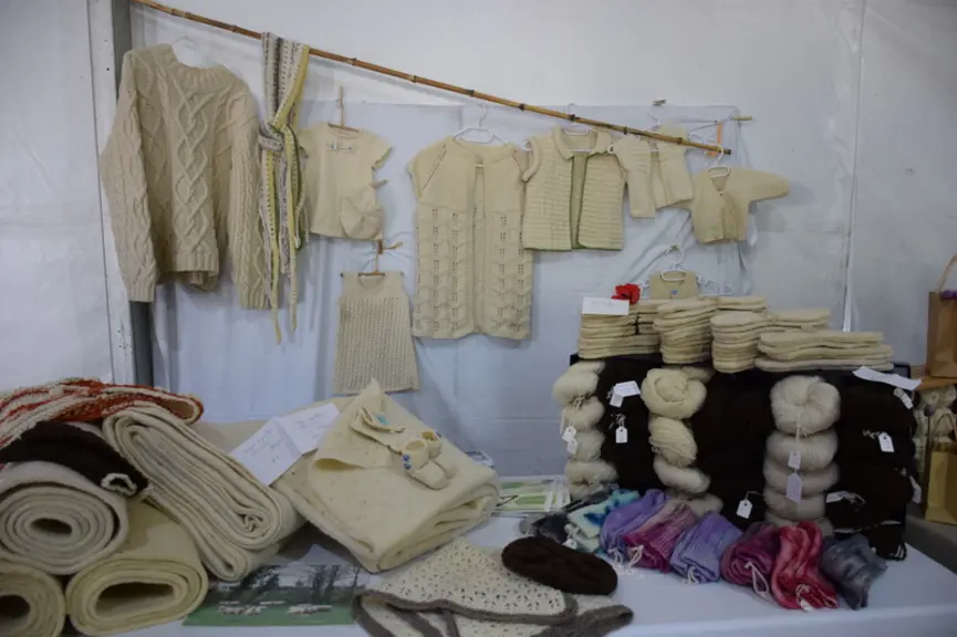 (A mettre avec les photos 4 proche du sous papier) En plus des nappes aiguilletées, Éliane Merias vend des écheveaux de laine à 6,20 euros les 100 gra