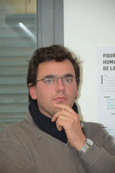 Antoine Cuypers : « Le pâturage des céréales en début de printemps permet de laisser un peu plus de temps de pousse sur le ray-grass-trèfle ». © D. Ha