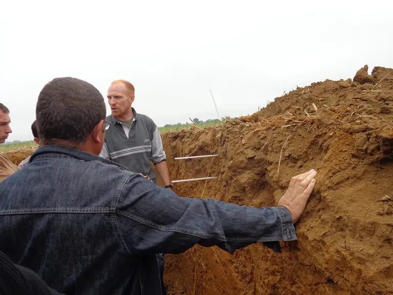 Sébastien Minette, agronome à la chambre régionale d’agriculture de Nouvelle-Aquitaine, démontre comment les cultures dérobées couvrent le sol et le s