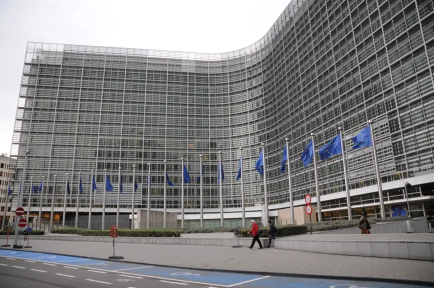Plusieurs services de la commission européenne se sont voulus rassurants, les négociations devraient rester en veille tant que le Brexit n'est pas rés