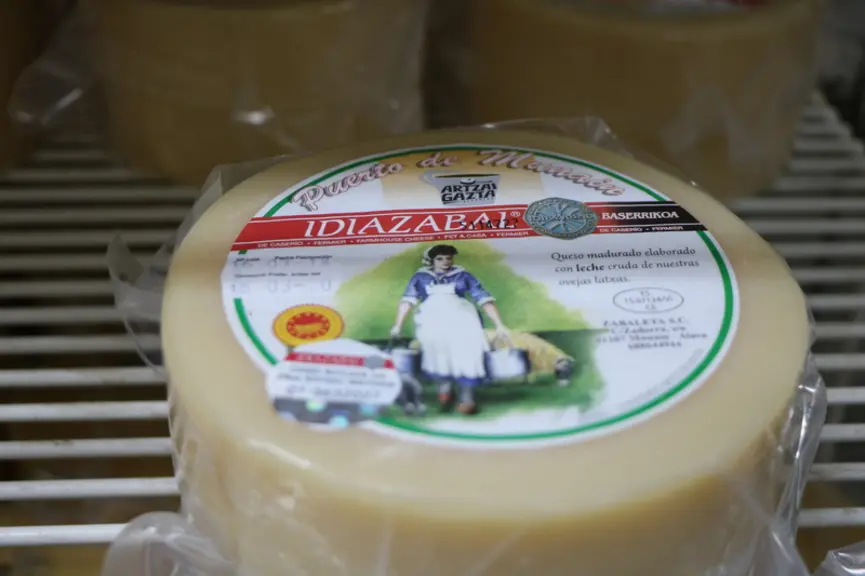 L'idiazabal AOP est un fromage à pâte pressée non cuite pesant entre un et trois kilos. © B. Morel