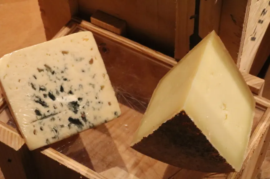 Les participants ont pu se délecter de plus de 40 AOP fromagères lors du dîner de gala. © B. Morel