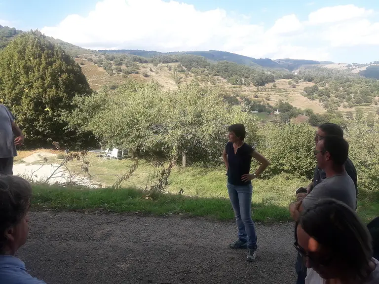 L'éleveur et la chambre d'agriculture présente l'exploitation.  © C. Amiotte