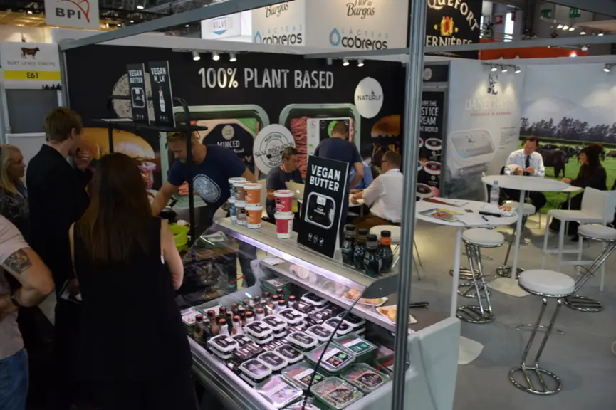 Sans légende avec le 1er SeqFleche OU : Les alternatives à la viande ou aux produits laitiers étaient installés directement dans les pavillons de la v