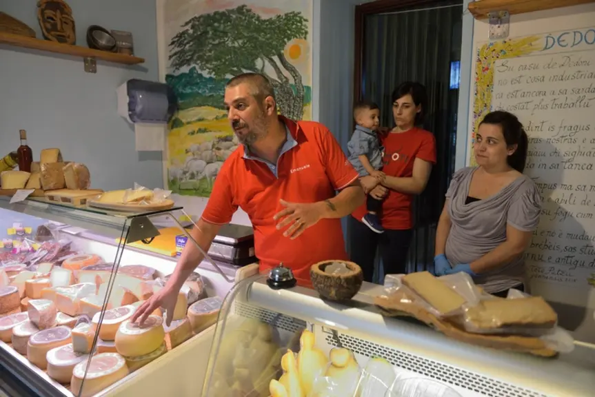 Une partie des fromages de famille Dedoni est vendu au magasin. © P. Bourgault