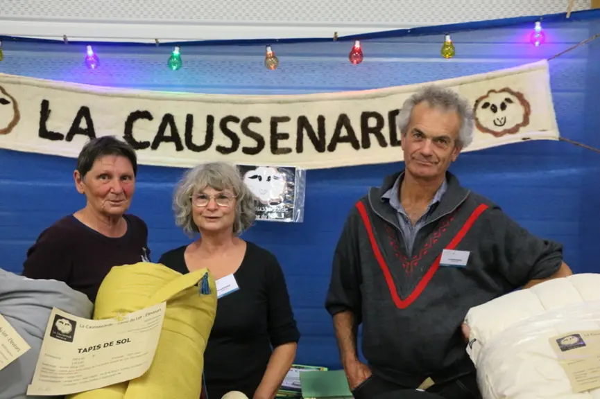 PIERRE REVEILLAC et une bénévole de l'association vantaient les mérites de la laine de Caussenardes lors des Journées de la laine à Felletin (Creuse).