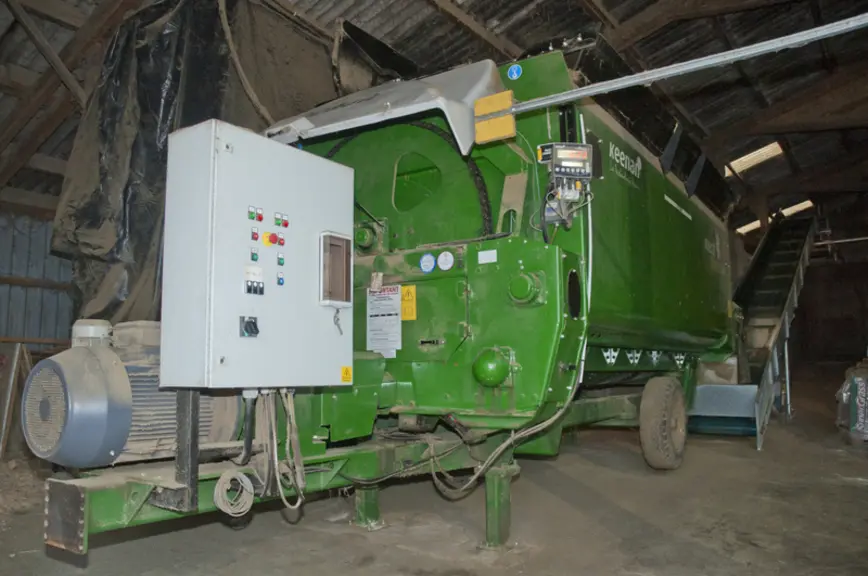 La mélangeuse est commandée par un gros moteur électrique de 50 kW. Un moteur hydraulique additionnel de 3 kW fait fonctionner la trappe de déchargeme