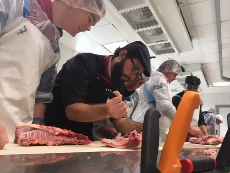 [ Deux photos, une même légende ] Pendant deux jours, les élèves éleveurs se sont initiés à la boucherie et les élèves bouchers à l’élevage ovin. © F.
